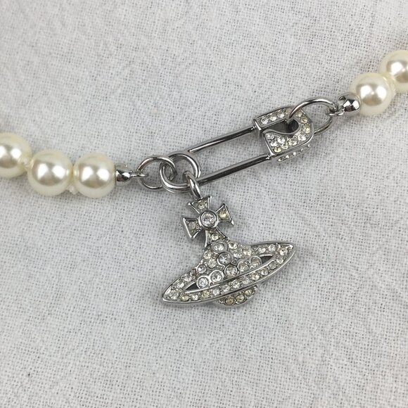 Vivienne Westwood silvery Safety Pin Pearl Necklace - Picture 7 of 9